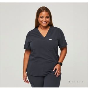 FIGS Catarina one pocket scrub top in charcoal size medium